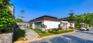 帕格瓦拉The Cabbana Resort & Spa的车道旁有停车位的房子