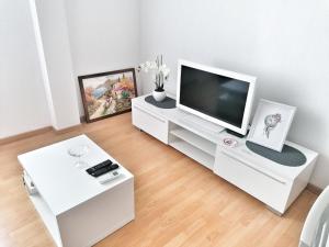 斯普利特的住宿－阿納瑪麗加-巴斯維斯公寓，白色的客厅,白色的橱柜上配有电视