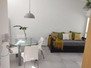 a living room with a glass table and a couch at Mi Limonero in Esperanza