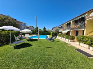 The swimming pool at or close to Appartamento Katia