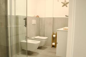 A bathroom at Appartamento Katia