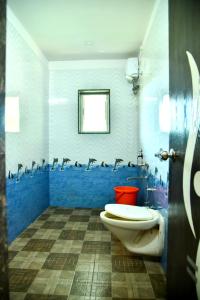 bagno blu con servizi igienici e finestra di MERIDIAN AC VILLA - Besides Valley View & Strawberry Farms a Mahabaleshwar Altre 33 foto
