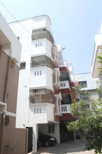 - un bâtiment blanc avec des escaliers sur son côté dans l'établissement Skyry Hotels T Nagar, à Chennai
