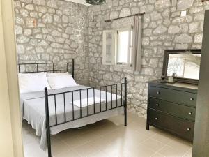 Postel nebo postele na pokoji v ubytování Prosilion Stone House