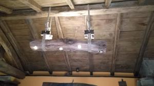 techo en una habitación con paredes y luces de madera en Casa Eladio 