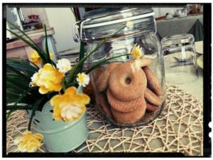 un pot de verre rempli de pain et d'un vase avec des fleurs dans l'établissement B&B La Mimosa, à Castro di Lecce