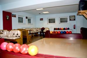 una pista da bowling con tavolo e palle di Haus Waldesruh a Petersdorf