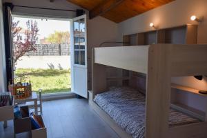 una litera en una habitación con ventana en Les Deux Pins, en Notre-Dame-de-Monts