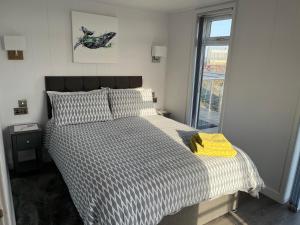 Кровать или кровати в номере Seas the Day - self catering lodge North Uist