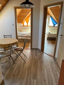 Postel nebo postele na pokoji v ubytování Csikós Apartman