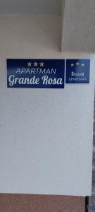 una señal para el gran rodeo americano en una pared en Grande Rosa, en Vrulje