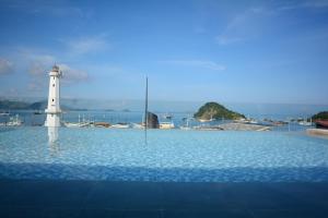 um farol e um farol na água em Harbour Komodo Hotel em Labuan Bajo