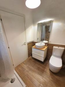 een badkamer met een toilet, een wastafel en een spiegel bij La Terrazza Sul Blu in Corniglia