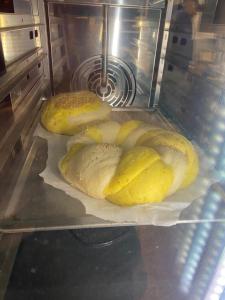 un gruppo di pane seduto in un forno di La Casa del Limoneto a Favignana