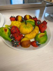 un piatto di frutta sopra un tavolo di La Casa del Limoneto a Favignana