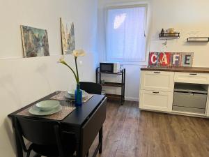 une salle à manger avec une table et une cuisine dans l'établissement CIVICO475 House Chioggia, à Chioggia