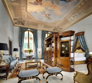 フィレンツェにあるPalazzo Portinari Salviati Residenza D'Epocaの天井画のあるリビングルーム