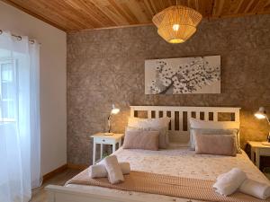 FeteirasにあるCasa do Priolo - Villaverde Azoresのベッドルーム1室(ベッド1台、テーブル2台、ランプ付)