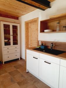 Kuchyň nebo kuchyňský kout v ubytování Hof Ruemland Ferienwohnungen