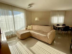 A seating area at Ocean Drive Apartamento en Punta del Este con los mejores amenities y servicios