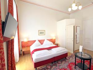 a hotel room with a bed and a tv at HPA Hotel Andreas in Vienna