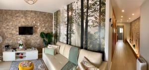 ein Wohnzimmer mit einer Couch und einem Wandgemälde in der Unterkunft Casa do Milhafre - Villaverde Azores in Feteiras