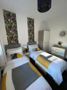 Katil atau katil-katil dalam bilik di SPECIAL OFFER - 3 Bed house Kingstanding Birmingham from 360 Midlands
