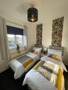 Katil atau katil-katil dalam bilik di SPECIAL OFFER - 3 Bed house Kingstanding Birmingham from 360 Midlands