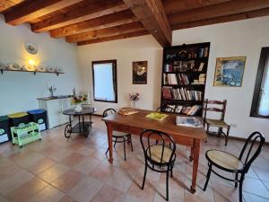 - un salon avec une table et des chaises en bois dans l'établissement Ca degli Aironi, à Cittànova