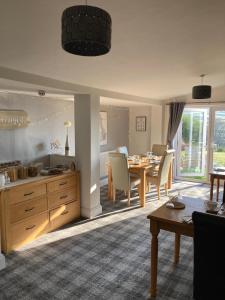 een keuken en eetkamer met een tafel en stoelen bij Arkleside Country Guest House in Reeth