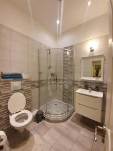 ブダペストにあるAll In Apartman II.のバスルーム(シャワー、トイレ、バスタブ付)