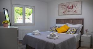 En eller flere senge i et værelse på Villa Natura + 90 billeder