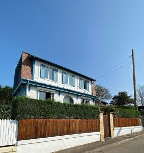 uma casa com uma cerca em frente em Villa Sophie em Trouville-sur-Mer