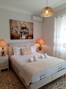 Postel nebo postele na pokoji v ubytování Poseidonia Syros cozy house