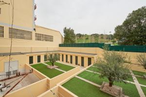 una vista aérea de un edificio con patio en Light-Filled & Renovated Apartment, By TimeCooler, en Lisboa