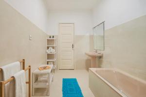 un baño con bañera y lavabo en Light-Filled & Renovated Apartment, By TimeCooler, en Lisboa 46 fotos más