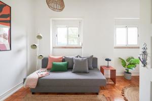 sala de estar con sofá y almohadas en Light-Filled & Renovated Apartment, By TimeCooler, en Lisboa