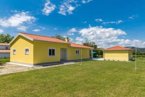 Photo de la galerie de l'établissement Villa Mario with private heated saltwater pool, à Kršan