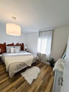 聖路易的住宿－Le raffiné-parking privé-proche frontière Bâle，一间白色卧室,配有床和地毯