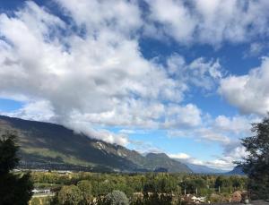 una vista de una montaña bajo un cielo nublado en La Résidence lac et montagnes privée jacuzzi 5 min du lac du Bourget 10 min d Aix les bains et Chambery en Voglans