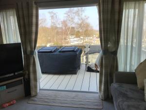a room with a balcony with a bed on a deck at Beautiful Lodge Hastings in Ore