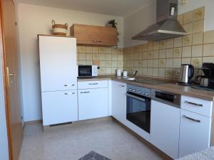 Kuchyň nebo kuchyňský kout v ubytování Ferienwohnung "Off Born" Familie Bremm