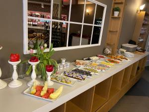 un buffet con muchos tipos diferentes de comida en una barra en Fly inn Hotel Lounge, en Machelen
