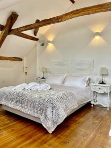 Cama ou camas em um quarto em Santa Catarina Guest House (Porto city center)