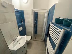 łazienka z umywalką, toaletą i prysznicem w obiekcie Balaton7 Apartmanház - Badacsonytomaj Centrum w mieście Badacsonytomaj +36 zdjęć