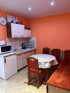 Dapur atau dapur kecil di Guesthouse Zornitsa