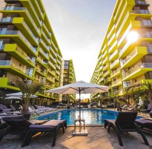 Bazén v ubytování Iriny Apartment Spa&Pool by Alezzi Beach Resort nebo v jeho okolí