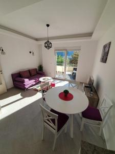 ein Wohnzimmer mit einem Tisch und einem Sofa in der Unterkunft Seagull Apartments in Kotor