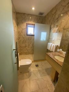 un bagno con un water e un lavandino di شقق ديار الأحبة للوحدات السكنية شقق مخدومة اقتصادي a Sakakah