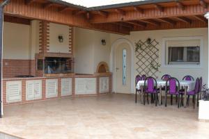 Un balcón o terraza en Laki Villa with pool and jacuzzi